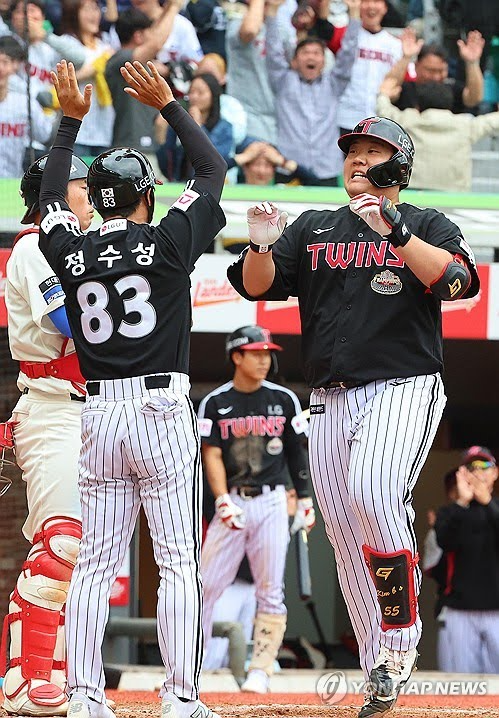 정수성 LG 3루 코치(왼쪽)