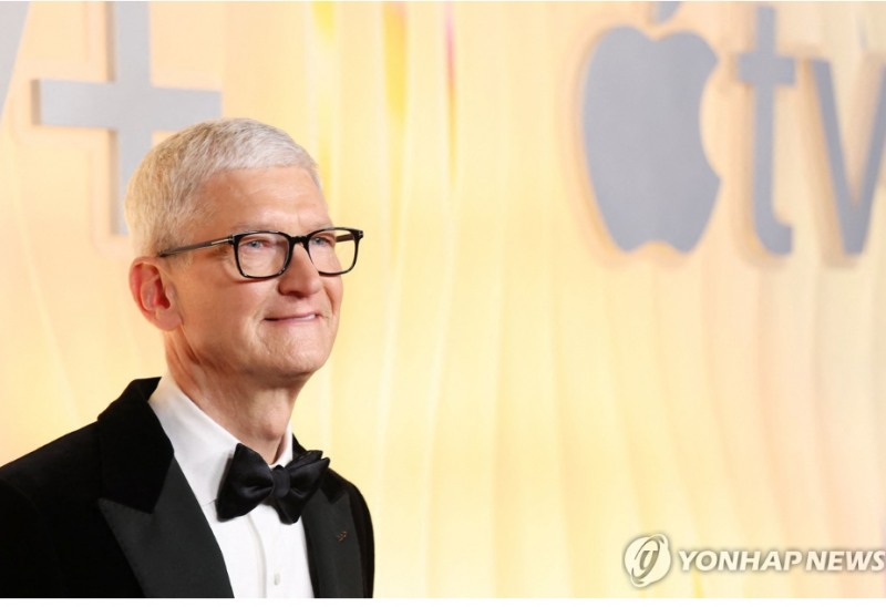 애플주가는 20일(현지시간) 팀 쿡 CEO가 15년만에 물러난다는 소식에 1% 넘게 상승했다. 사진=AFP, 연합뉴스