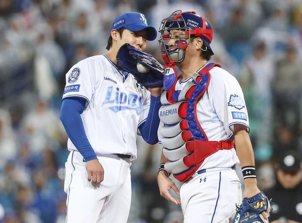 원태인(왼쪽)과 강민호