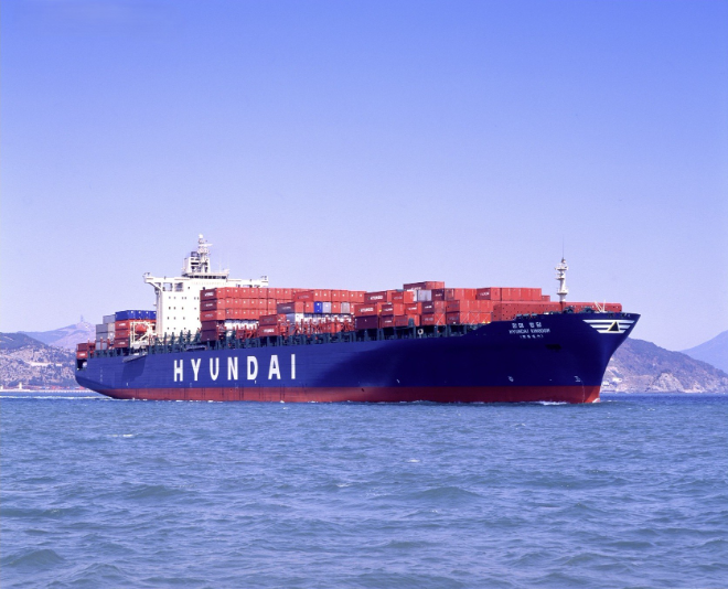 현대상선이 1999년 10월 현대중공업에 발주해 2001년 2월 인도 받은 6500TEU급 컨테이너 운반선 '현대 킴덤'호가 컨테이너를 싣고 항해하고 있다. 사진= HMM 50년사