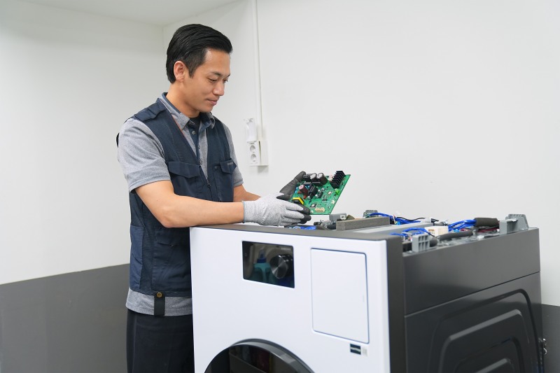 삼성전자서비스 엔지니어가 세탁기, 스마트폰 수리를 제공하는 모습./삼성전자