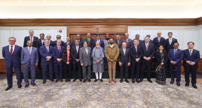 2026년 1월 인도 뉴델리 총리 관저에서 ‘글로벌 에너지 리더 라운드테이블(Global Energy Leader Roundtable)’이 개최됐다. 이날 정기선 HD현대 회장(뒷열 맨 오른쪽)과 김형관 HD한국조선해양 대표(앞열 맨 오른쪽)가 국내 기업인 중 유일하게 인도 나렌드라 모디(Narendra Modi) 총리의 초청을 받아 행사에 참석해 기념촬영을 하고 있다. 사진= 인도 총리실 홈페이지 발췌