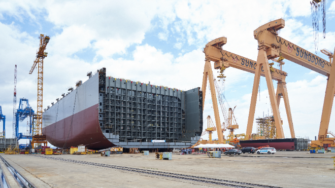 HSG성동조선 통영 조선소에서 2022년 8월5일 삼성중공업으로부터 수주해 제작한 컨테이너 운반선 테라블록(반선)을 배경으로 인도식을 개최하고 있다. 사진= 통영시