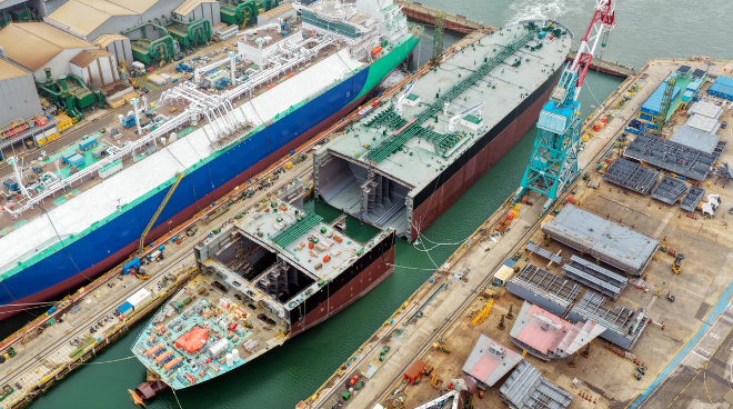 HD현대중공업 울산 조선소 도크에서 2026년 4월6일 울산 조선소에서 건조한 15만7000DWT급 원유 운반선 선미부에 회사가 발주해 HSG성동조선 통영 조선소에서 제작해 인도받은 선수부를 결합하는 작업을 진행하고 있다. 사진= HD현대중공업