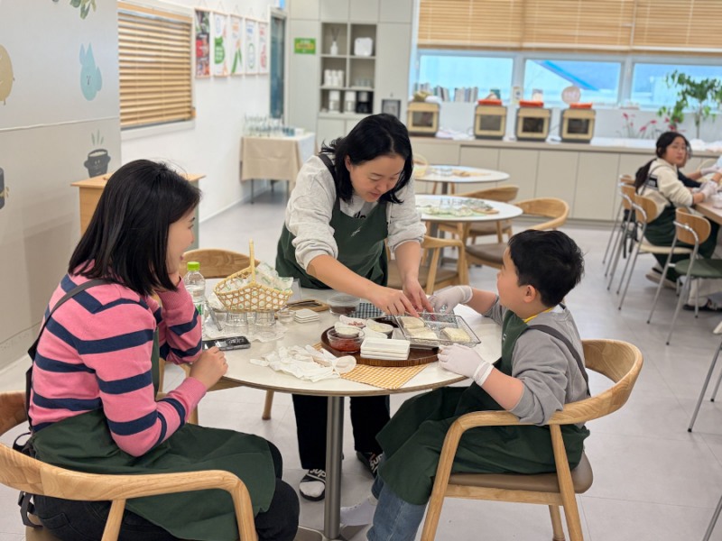 “두부 만들고 콩 심고”…풀무원, 가족 맞춤형 공장견학 프로그램 ‘팩토리 에코’ 시작