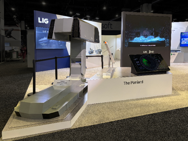 LIG D&A는 HD현대중공업과 19일(현지시간) 4일간의 일정으로 미국 메릴랜드에서 개막한 현지 최대 해양 중심 방산 전시회 ‘해양항공우주 전시회(SAS 2026)’에 처음 참가했다. 양사가 마련한 공동관에 LIG D&A 가밸한 최근 현대전에서 비대칭전력으로 주목받는 ‘자폭용 무인수상정’ 모형히 전시되어 있다. 사진= LIG D&A