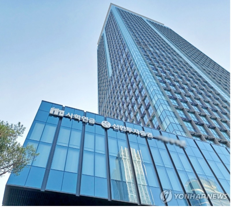 국내 증권사들 가운데 삼성전자의 목표 주가를 30만원이상 제시한 증권사가 7~8개사에 달했다. 사진=신한투자증권, 연합뉴스