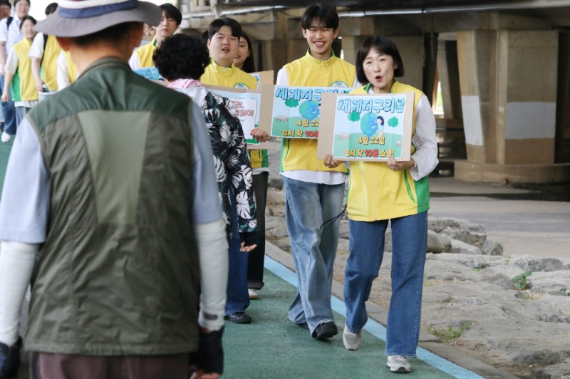지난 19일 진행된 ‘지구의 날 기념 특별 캠페인’에서 신천지 자원봉사단 서울경기서부연합회 봉사자들이 도림천에서 한 시민에게 지구의 날을 홍보하고 있다. / 사진 제공 = 신천지 자원봉사단 서울경기서부연합회