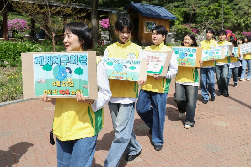 지난 19일 진행된 ‘지구의 날 기념 특별 캠페인’에서 신천지 자원봉사단 서울경기서부연합회 봉사자들이 보라매공원을 돌며 걷기 퍼포먼스를 하고 있다. / 사진 제공 = 신천지 자원봉사단 서울경기서부연합회