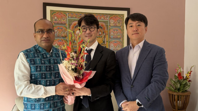 ▲ (왼쪽부터) 수지트 쿠마르 인도 상원의원, 크래프톤 김창한 대표, 손현일 인도법인장