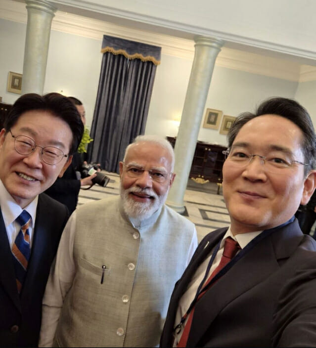 (좌측부터)이재명 대통령과 나렌드라 모디 인도 총리, 이재용 삼성전자 회장이 20일 오찬 자리에서 기념사진을 촬영하고 있다(사진=삼성전자 뉴스룸 인스타그램 캡처)