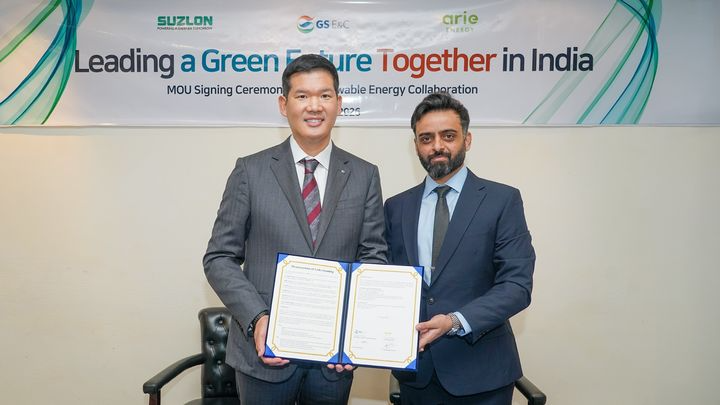 20일 인도 델리에서 GS건설 허윤홍 대표(사진 왼쪽)과 아리 에너지(Arie Energy) 비슈와지트 파르마르(Vishwajitsinh Parmar) 대표가 업무협약을 체결하고 기념사진을 촬영하고 있다. (사진=GS건설 제공)