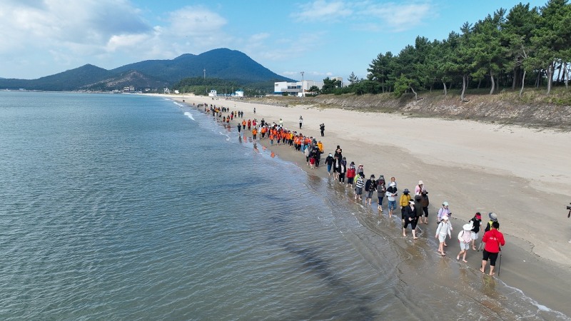 지난해 개최된 완도 신지명사십리 치유길 맨발 걷기 페스티벌 (사진제공=완도군)
