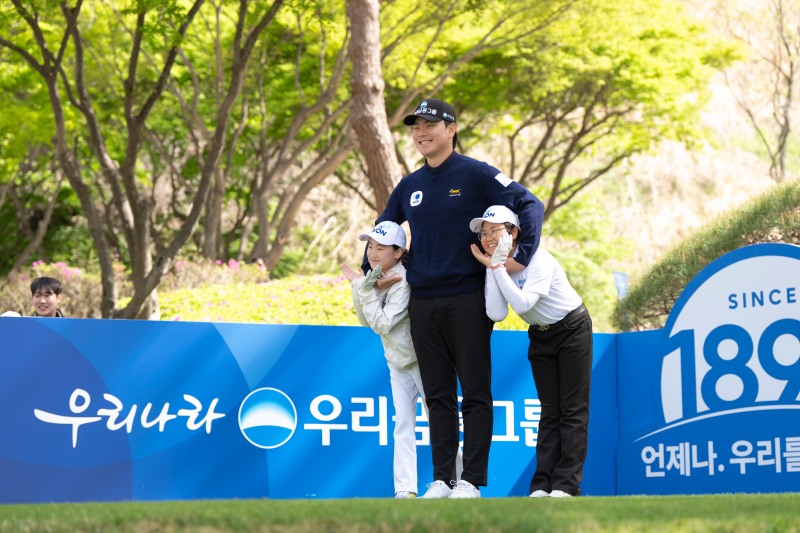 왼쪽부터 우리금융 드림라운드에 출전한 정하연, 이정환 프로, 용현서 학생이 포즈를 취하고 있다. /대회 조직위