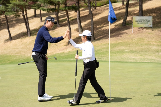 이정환 프로와 용현서 학생이 하이파이브를 하고 있다. /대회 조직위