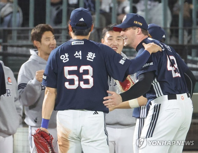 두산 벤자민이 동료들의 환영을 받고 있다. / 사진=연합뉴스