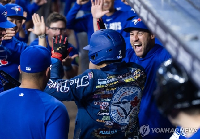 홈런에 기뻐하는 토론토 더그아웃 / 사진=연합뉴스