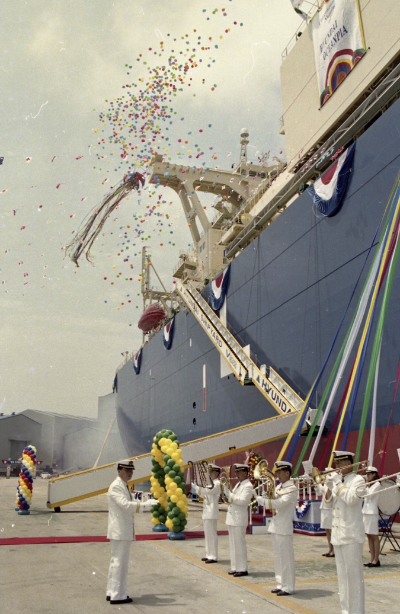 2000년 7월 27일 현대중공업 울산조선소에서 열린 현대상선의 13만5000㎥급 LNG운반선 ‘현대 오션피아호’ 명명식에서 관악대가 축하 연주를 하고 있다. 사진= HMM 50년사