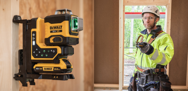 ‘20V MAX XR 원격 제어 3x360 그린레이저(DCLE34035)’를 리모컨(DCLEARCRC1)으로 작동하는 모습