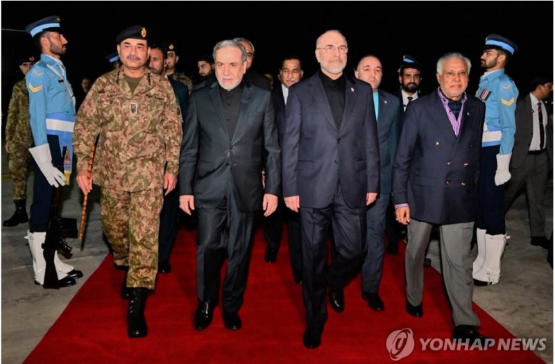 이란은 22일 트럼프 대통령의 휴전 연장 발언에도 "이를 이전하지 않는다"며 "필요시 미국의 해상봉쇄에 군사적으로 대응하겠다"고 경고했다. 사진=1차 협상 당시의 이란대표단, AP, 연합뉴스