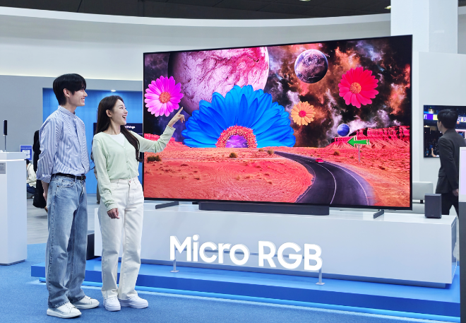 '2026 월드IT쇼' 삼성전자관에서 관람객들이 '마이크로 RGB'의 생생한 화질을 체험하고 있는 모습. / 사진 = 삼성전자 제공