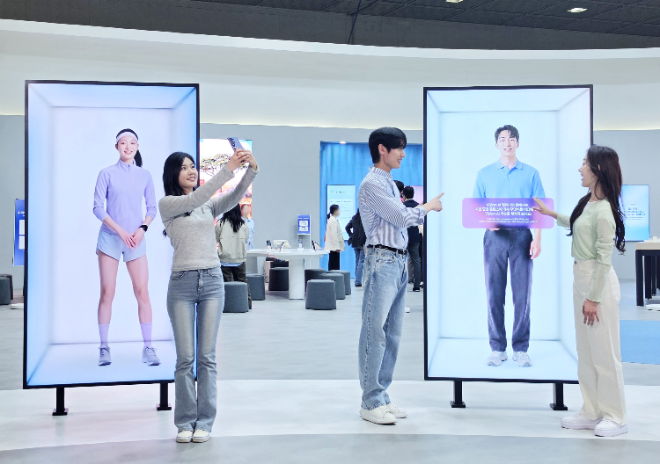 '2026 월드IT쇼' 삼성전자관에서 관람객들이 무안경 3D 디스플레이 '스페이셜 사이니지'를 체험하는 모습