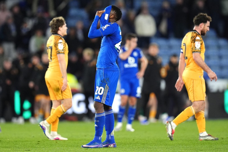 강등이 확정된 뒤 레스터 시티 팻슨 다카(가운데)의 모습. / 사진=연합뉴스