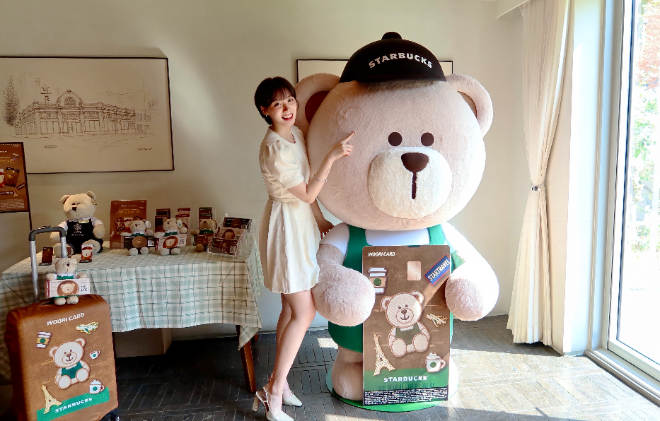 내달 14일까지 스타벅스 장충라운지R점에서 진행되는 '스타트래블 우리카드' 출시 기념 베어리스타 포토존에서 하지원 치어리더가 포즈를 취하고 있다. / 사진 제공 = 우리카드