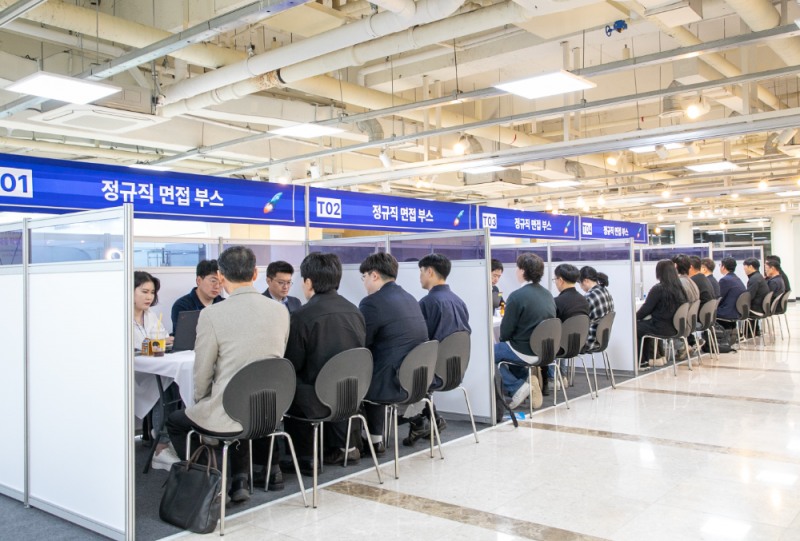 지난 21일 부천대학교 몽당기념관에서 열린 ‘쿠팡 인천·경기권역 채용박람회’에 550여 명의 지원자가 몰렸다