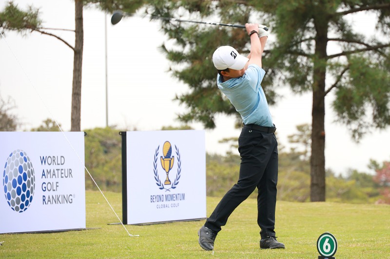 '2026 U.S. Kids 코리안 챔피언십'에 출전한 유서년 골퍼 참가자가 22일 경기 안산시 더헤븐CC에서 열린 대회 첫날 라운드에서 티샷을 선보이고 있다/ 사진= 더헤븐리조트 제공.
