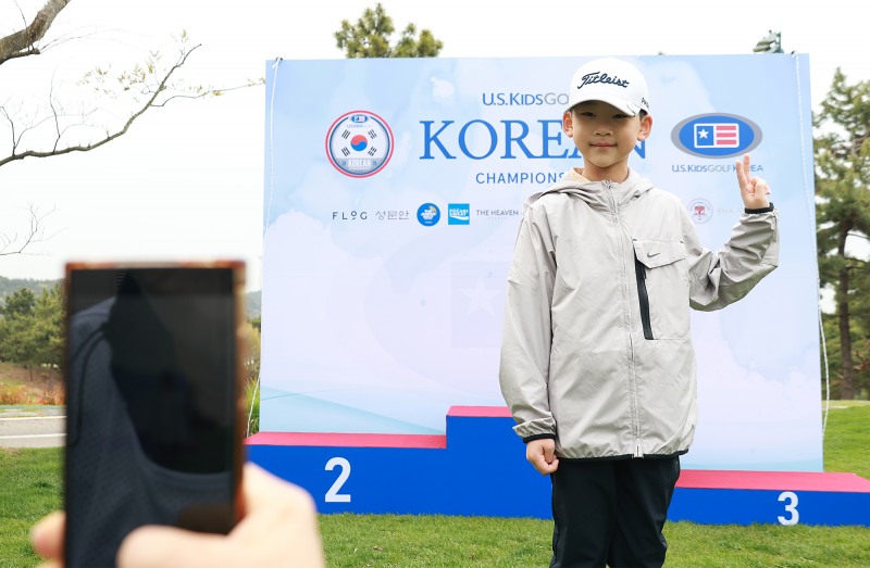 대회 출전 선수가 가족들과 함께 기념 촬영에 포즈를 취하고 있다/ 사진= 더헤븐리조트 제공.