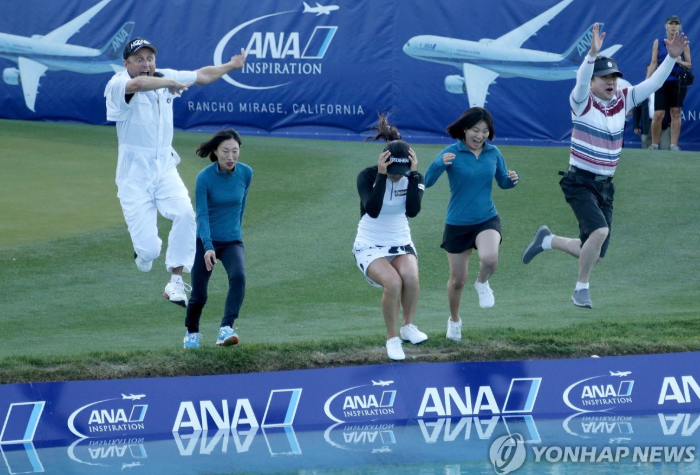 2017년 호수로 뛰어드는 유소연(왼쪽에서 세 번째). / 사진=연합뉴스