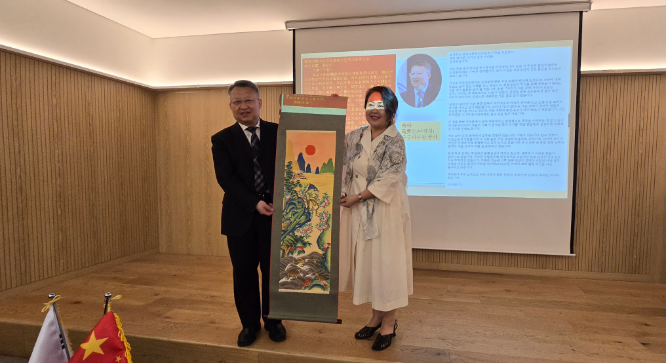 사진=마귀셩(马贵生) 주한중국대사관 공사와 김유경 대한민국 민화명인