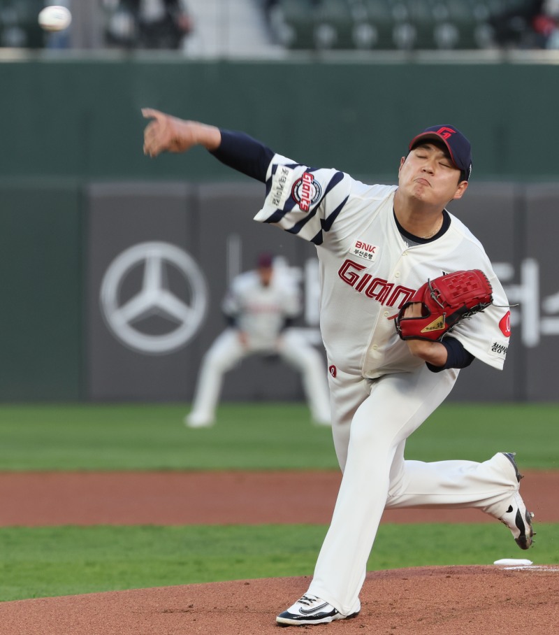 투구하는 롯데 나균안. / 사진=연합뉴스