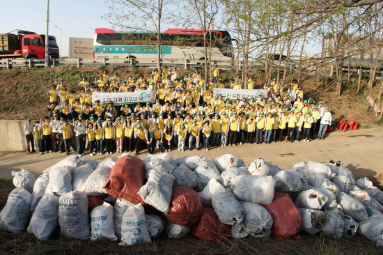 지난 19일 신천지 자원봉사단이 연합 환경정화 활동을 마친 후 찍은 단체 사진을 촬영하고 있다. / 사진 제공: 신천지 자원봉사단 서울경기서부연합회