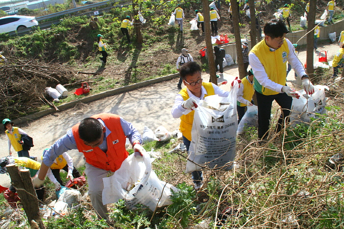 지난 19일 진행된 연합 환경정화 활동에서 김포시자원봉사센터 신현실 센터장(좌)과 신천지 자원봉사단 김포지부 신동국 지부장(우)이 쓰레기를 수거하고 있다. / 사진 제공: 신천지 자원봉사단 서울경기서부연합회