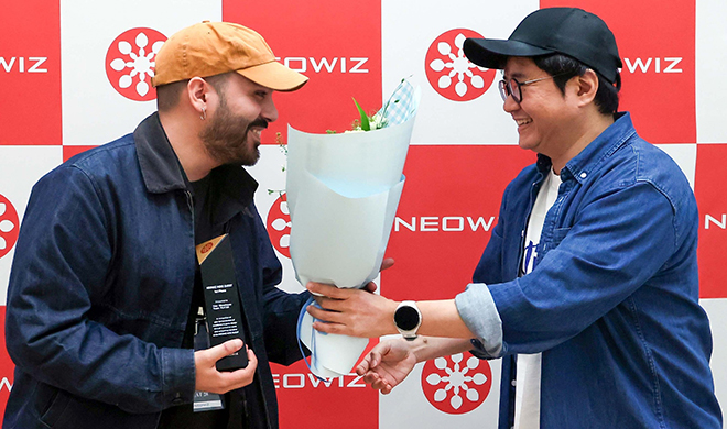 '네오위즈 인디 퀘스트' 시상식에서 1위를 차지한 인디 게임 '글래스 하우스'의 개발자 자코모 몬타뇰리(왼쪽)와 네오위즈 김승철 공동대표가 기념 촬영을 하고 있다. 사진 제공 : 네오위즈