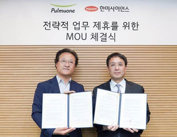 풀무원 전승배 미래전략담당(오른쪽)과 한미사이언스 정대수 IT본부 상무