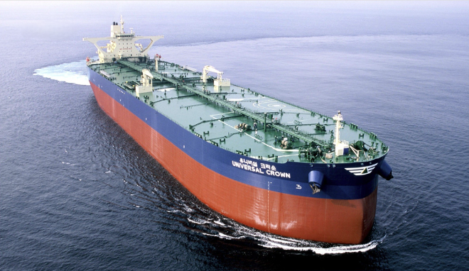 현대상선의 31만DWT급 초대형 원유 운반선(VLCC) 유니버설 크라운호가 항해하고 있다. 사진= HMM 50년사