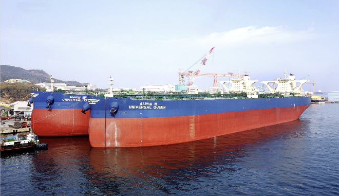 현대상선의 31만DWT급 초대형 원유 운반선(VLCC) 유니버셜 퀸호(앞)와 유니버설 크라운호가 항구 안벽에 정박해 있다. 사진= HMM 50년사
