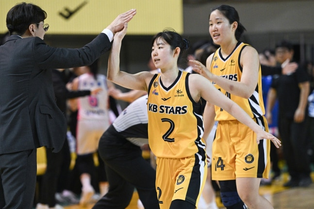 하이파이브하는 김완수 감독과 허예은 / 사진=WKBL 제공. 연합뉴스