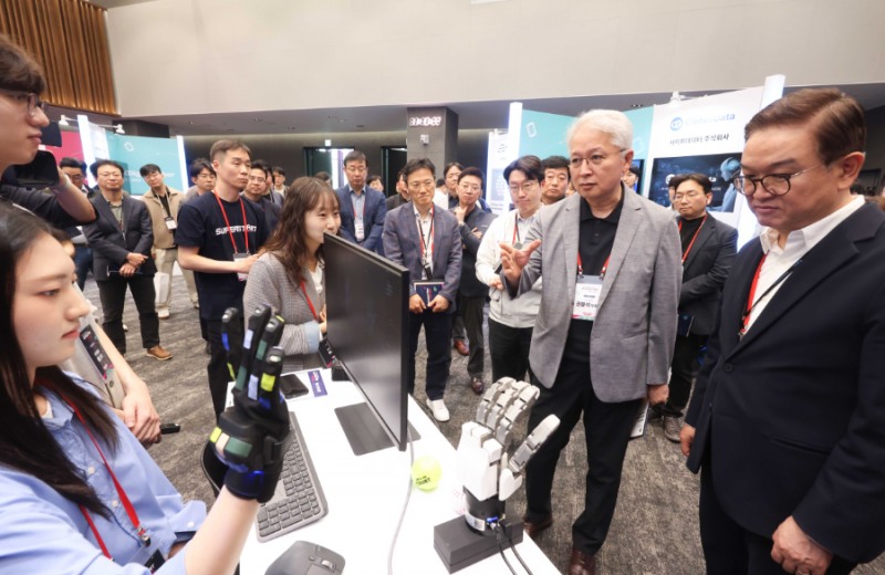 권봉석 (주)LG COO(맨오른쪽에서 두번째)와 정수헌 LG사이언스파크 대표(맨오른쪽에서 첫번째)가 슈퍼스타트 데이 2026에서 스타트업의 기술 시연을 살펴보고 있다.