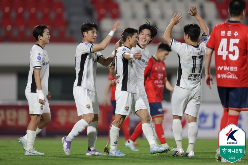 김대원(가운데)의 득점 후 기쁨을 나누는 강원 선수들. / 사진=연합뉴스