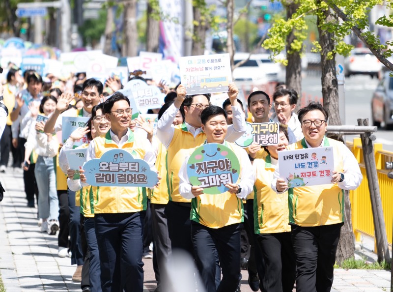 신천지자원봉사단 부산동부지부 봉사자들이 지난 19일 지구의 날을 맞아 대중교통 이용을 독려하는 거리 퍼레이드를 펼치고 있다. / 사진 제공: 신천지자원봉사단