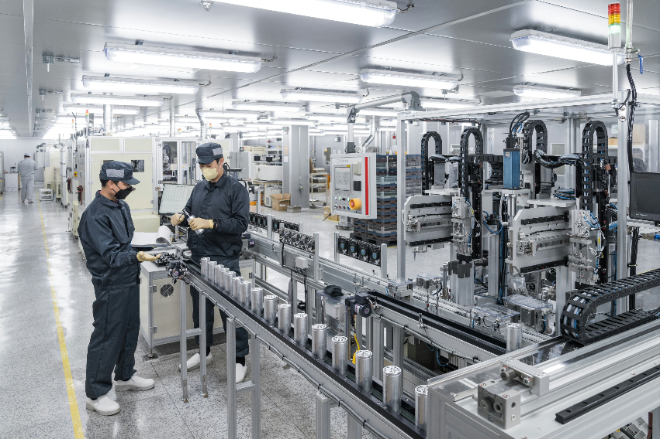 LS머트리얼즈 직원들이 울트라캐패시터(UC)를 생산하고 있다.