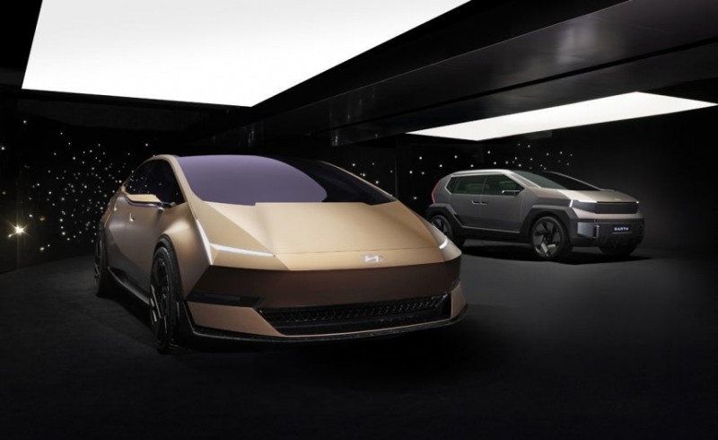 현대 모터스튜디오 베이징에 전시된 비너스 콘셉트(왼쪽)와 어스 콘셉트. 현대차 제공
