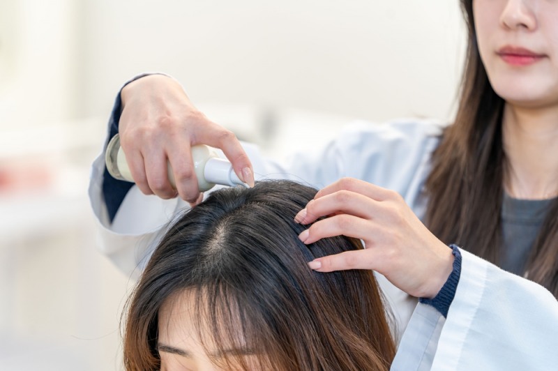 한국콜마 헤어연구팀 연구원이 스칼프 선에센스 테스트를 진행하고 있다