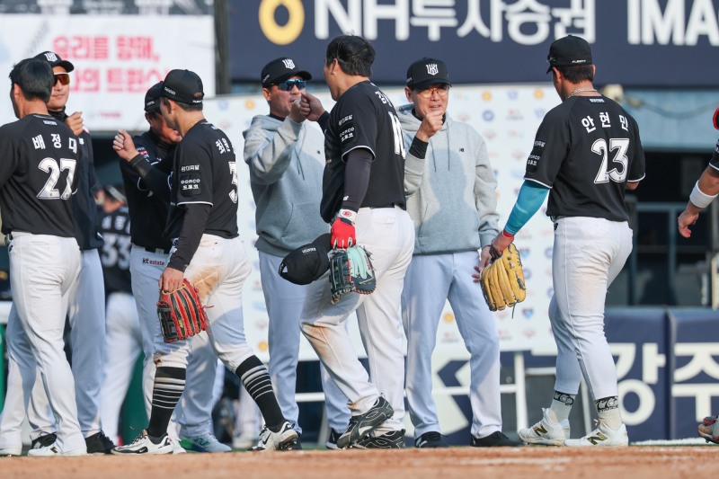 선수들 격려하는 이강철 감독. / 사진=연합뉴스