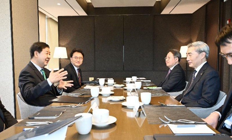 구윤철 부총리 겸 재정경제부 장관(사진 왼쪽)과 신현송 한국은행 총재(오른쪽)는 23일 오전 조찬을 겸한 첫 회동을 하고 최근 경제 상황과 향후 정책 대응 방향을 논의했다