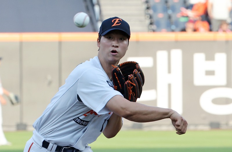 힘차게 공 던지는 엄상백. / 사진=연합뉴스